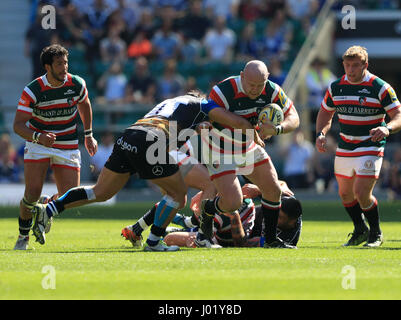 Leicester Tigers' Dan Cole (centre) sur la charge au cours de l'affrontement à Twickenham, Londres. Banque D'Images