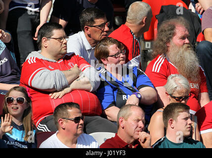 Fans de Middlesbrough dans les stands au cours de la Premier League match au stade Riverside, Middlesbrough. Banque D'Images