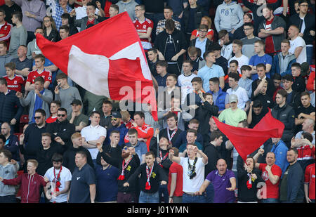 Fans de Middlesbrough dans les stands au cours de la Premier League match au stade Riverside, Middlesbrough. Banque D'Images