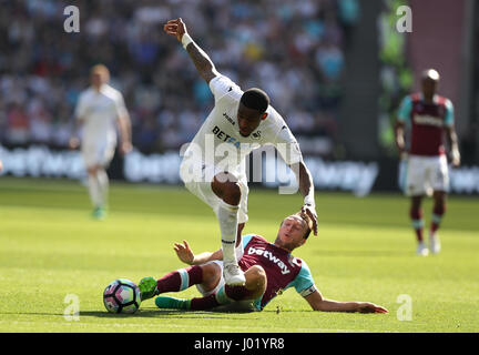 La ville de Swansea Leroy Fer (à gauche) et West Ham United's Mark Noble bataille pour la balle durant le premier match de championnat à la London Stadium. Banque D'Images