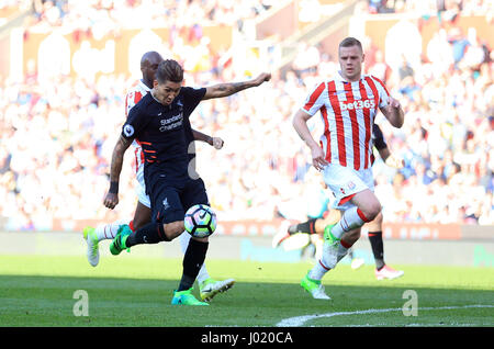 Le centre de Liverpool, Roberto Firmino marque son deuxième but du côté du jeu au cours de la Premier League match au stade de bet365, Stoke. Banque D'Images