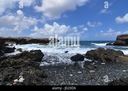 Superbe vue d'Aruba's black sand stone beach à Aruba. Banque D'Images