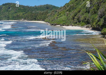 Côte de l'île de Rurutu avec plage et rocky seashore, Polynésie Française, Austal, archipel de l'océan Pacifique sud Banque D'Images