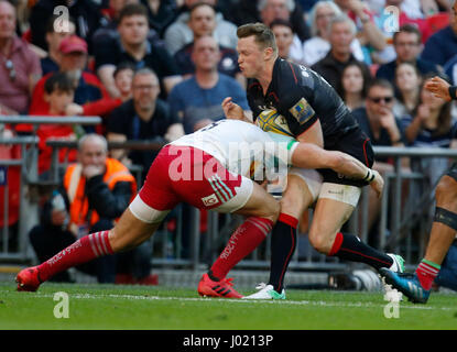 Saracens' Chris Ashton est abordé par Mike Brown des Harlequins au cours de l'Aviva Premiership match au stade de Wembley, Londres. Banque D'Images