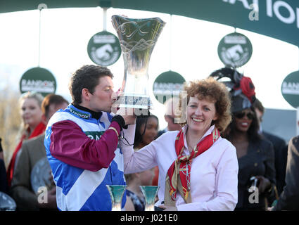 Derek Jockey Fox et formateur Lucinda Russell célébrer avec le trophée après avoir remporté le Grand National de Santé Randox sur un Pour Arthur sur la grande Journée nationale de la santé Randox Grand Festival National à Aintree Racecourse. Banque D'Images