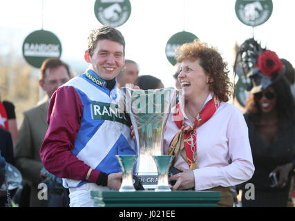 Derek Jockey Fox et formateur Lucinda Russell célébrer avec le trophée après avoir remporté le Grand National de Santé Randox sur un Pour Arthur sur la grande Journée nationale de la santé Randox Grand Festival National à Aintree Racecourse. Banque D'Images