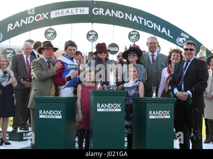 Connexions d'une pour Arthur célébrer avec Derek Fox après qu'il a remporté le Grand National aux côtés de la santé Randox trainer Lucinda Russell sur la grande Journée nationale de la santé Randox Grand Festival National à Aintree Racecourse. Banque D'Images