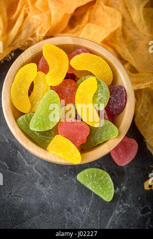 Gelée de fruits confits multicolores en bol en bois Banque D'Images