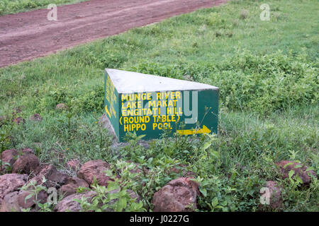 Zone de conservation de Ngorongoro, en Tanzanie - mars 8, 2017 : signe directionnel dans la Ngorongoro Conservation Area, Tanzania, Africa. Banque D'Images