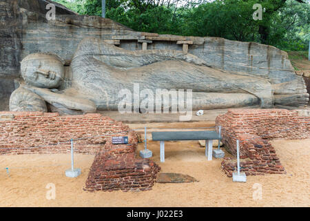 La statue du Bouddha couché monolithique, le GAL Vihara à l'ancien royaume capitol de Polonnaruwa (Sri Lanka) Banque D'Images