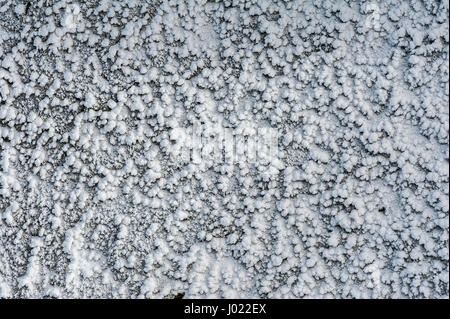 Des cristaux de glace et de givre de surface formé à partir de gel la nuit sur rocher en hiver. Banque D'Images