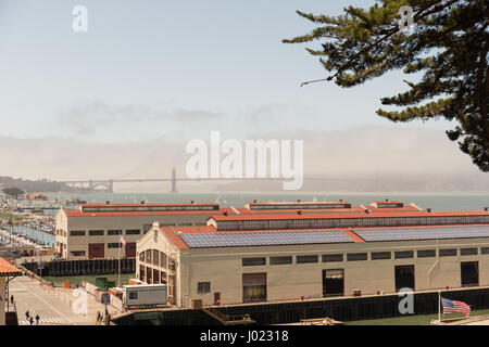 Quais à San Francisco, avec le Golden Gate Bridge en arrière-plan (USA) Banque D'Images