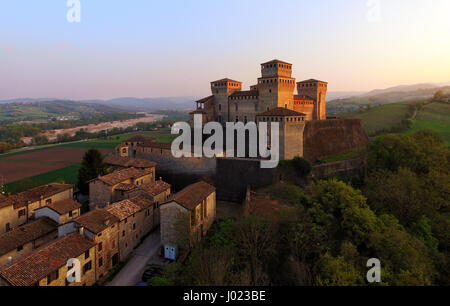 TORRECHIARA Château (vue aérienne). Langhirano, Emilie Romagne, Italie Banque D'Images