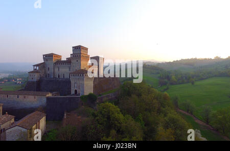 TORRECHIARA Château (vue aérienne). Langhirano, Emilie Romagne, Italie Banque D'Images