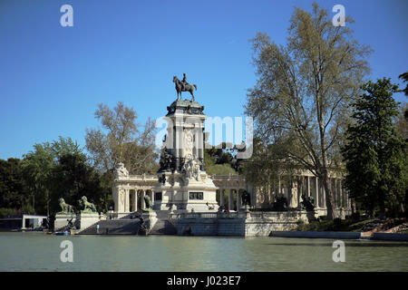 Alfonso XII Monument et lac de plaisance au Parque del Retiro à Madrid (Espagne) Banque D'Images