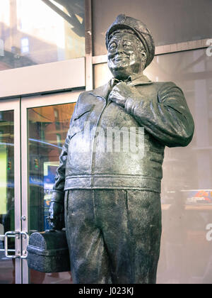 Ralph Kramden Statue, Port Authority Bus Terminal, NYC Banque D'Images