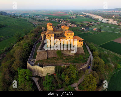 TORRECHIARA Château (vue aérienne). Langhirano, Emilie Romagne, Italie Banque D'Images