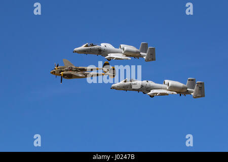 P-38 Avion de chasse de la DEUXIÈME GUERRE MONDIALE La foudre Patrimoine vol vol à Los Angeles Air Show Banque D'Images