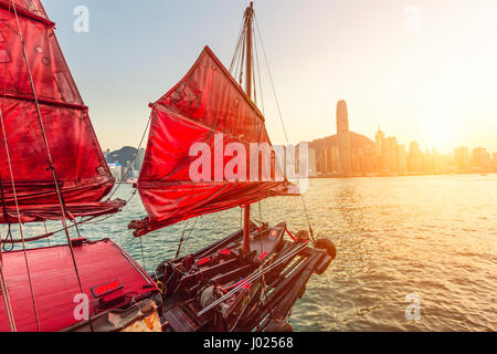 Voilier dans le port de Hong Kong au coucher du soleil. Banque D'Images