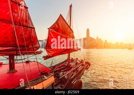 Voilier dans le port de Hong Kong au coucher du soleil. Banque D'Images