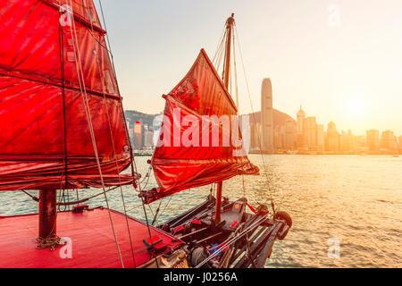 Voilier dans le port de Hong Kong au coucher du soleil. Banque D'Images