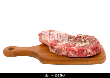 Steak de boeuf cru sur fond blanc prêt pour griller Banque D'Images