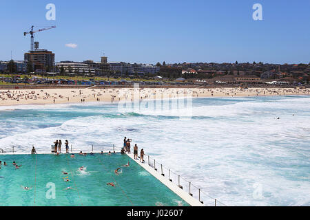 SYDNEY, AUSTRALIE - janvier 21, 2017 : personnes non identifiées à des bains de Bondi à Sydney, Australie. Il s'agit d'un bassin de marée est ouverte à 1929. Banque D'Images