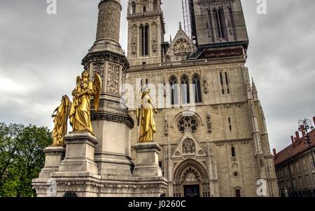 Croatie - Golden angel statues en face de la cathédrale de Zagreb Banque D'Images