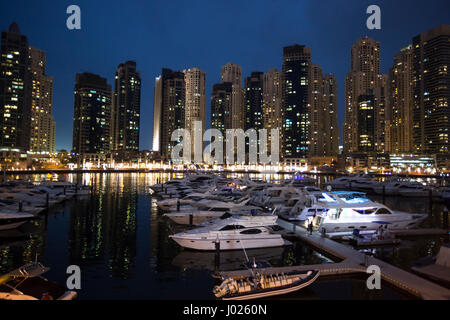 Dubaï, Émirats arabes unis - Mai 5,2015 : Gratte-ciel de Dubai Marina la nuit, eau. La Marina de Dubaï est un district à Dubai avec city canal artificiel qui peut accueillir mo Banque D'Images