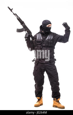 Officier SWAT avec fusil d'assaut en uniforme noir isolé sur fond blanc Banque D'Images