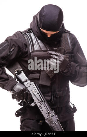 Officier SWAT avec fusil d'assaut en uniforme noir isolé sur fond blanc Banque D'Images