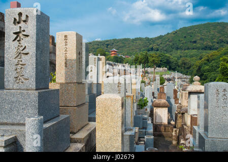 Nishi Otani cemetery à Kyoto, Japon Banque D'Images