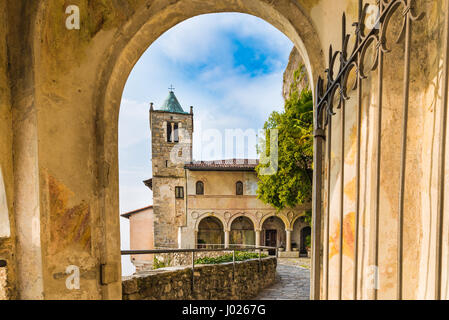 Ermitage de Santa Caterina del Sasso (Eremo de XIII siècle) sur le lac Majeur. La structure en photo est l'église de Sainte Catherine Banque D'Images