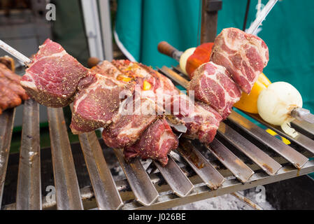 Picanha traditionnel style brésilien - barbecue. Brochettes de boeuf salé sur prêt à être mis sur le grill. Banque D'Images