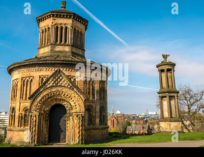 Mausolée de l'époque victorienne ronde sculptés, Nécropole d'une colline donne sur Glasgow, Écosse, Royaume-Uni, avec ciel bleu Banque D'Images