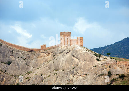 Beau paysage avec l'ancienne forteresse génoise sur le rocher en Crimée Banque D'Images