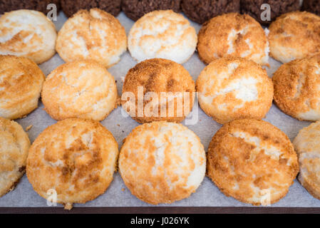 Coconut-Rice grillé sucré et salé des petits pains, la noix de coco gâteau de riz Banque D'Images