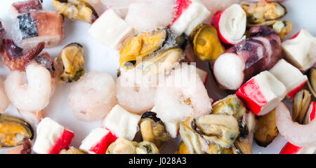 Mélange de fruits de mer congelés de Crevettes, surimi moules et poulpes vue supérieure Banque D'Images