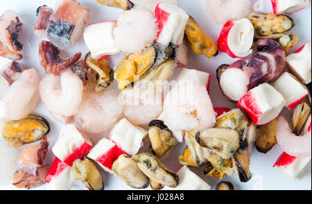 Mélange de fruits de mer congelés de Crevettes, surimi moules et poulpes vue supérieure Banque D'Images