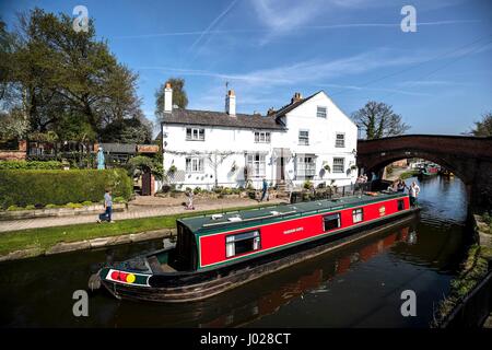 Une péniche passe le long de la canal de Bridgewater à Lymm dans Cheshire, sur ce que devrait être la journée la plus chaude de l'année jusqu'à présent. Banque D'Images