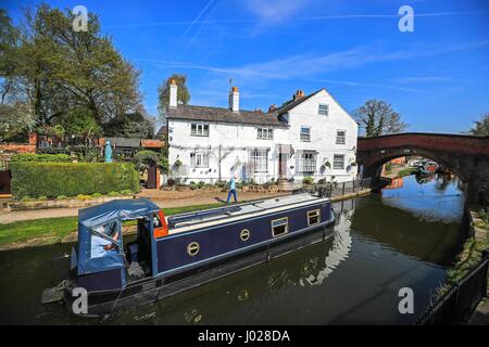 Une péniche passe le long de la canal de Bridgewater à Lymm dans Cheshire, sur ce que devrait être la journée la plus chaude de l'année jusqu'à présent. Banque D'Images