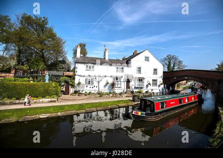 Une péniche passe le long de la canal de Bridgewater à Lymm dans Cheshire, sur ce que devrait être la journée la plus chaude de l'année jusqu'à présent. Banque D'Images