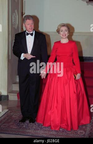 Le président américain Bill Clinton à points première dame Hillary Rodham Clinton dans une robe de bal rouge et collier de perles qu'ils arrivent de la résidence pour le dîner d'État pour le Président Colombien Andres Pastrana à la Maison Blanche le 28 octobre 1998 à Washington DC. Banque D'Images