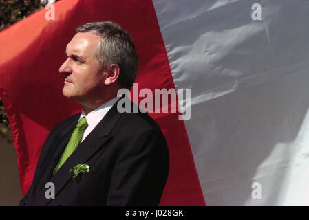 Le Premier ministre irlandais Bertie Ahern lors d'une cérémonie célébrant le jour de la Saint Patrick dans la roseraie de la Maison Blanche, le 17 mars 1999 à Washington, DC. Banque D'Images