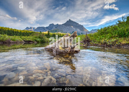 L'été dans les montagnes pittoresques randonnées vues de l'arrière-pays des lacs Tombstone dans la région de Kananaskis, Alberta, Canada Banque D'Images