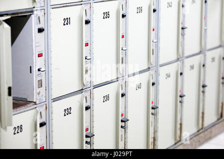 Armoires casiers dans un vestiaire. Banque D'Images