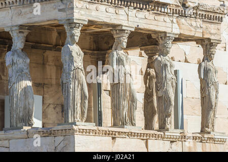 Porche de cariatides, partie d'Erechtheion grec ancien temple dédié à Athéna et Poséidon, sur le côté nord de l'acropole d'Athènes, Grèce ville Banque D'Images