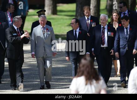 Le Prince de Galles (deuxième à gauche), le Président français François Hollande (au centre) et Prince Harry (retour) assister à une cérémonie commémorative au Monument commémoratif du Canada à Vimy, en France, pour le 100e anniversaire de la bataille de la crête de Vimy. Banque D'Images