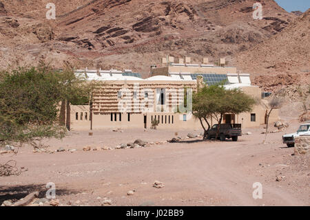 La Jordanie, Moyen-Orient : paysage désertique avec vue de Feynan en Eco Lodge, une retraite à l'énergie solaire dans la Réserve de biosphère de Dana Banque D'Images