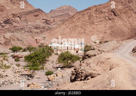 La Jordanie, Moyen-Orient : paysage désertique avec vue de Feynan en Eco Lodge, une retraite à l'énergie solaire dans la Réserve de biosphère de Dana Banque D'Images